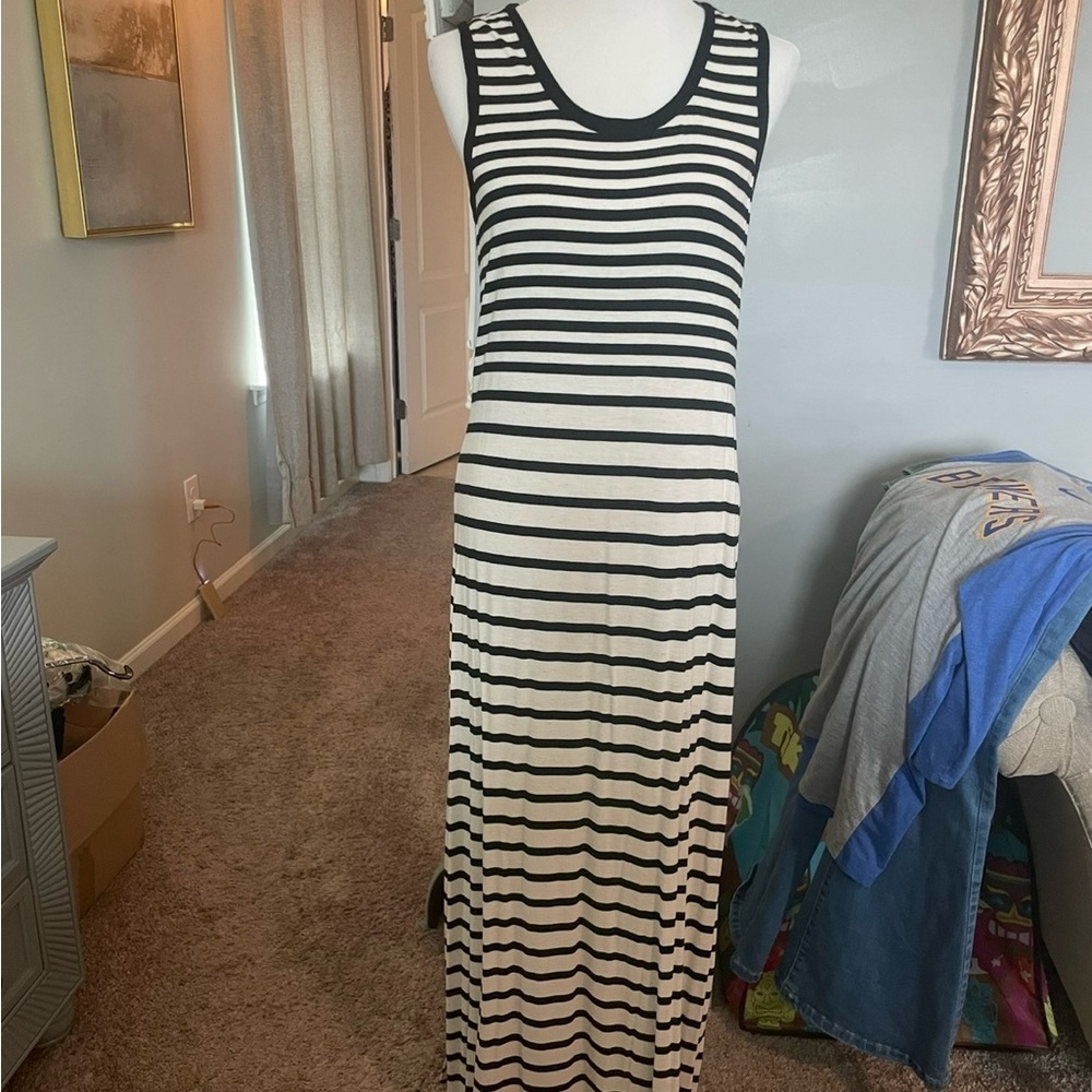 Max Studio Black and White Sleeveless Scoop Neck Maxi Dress